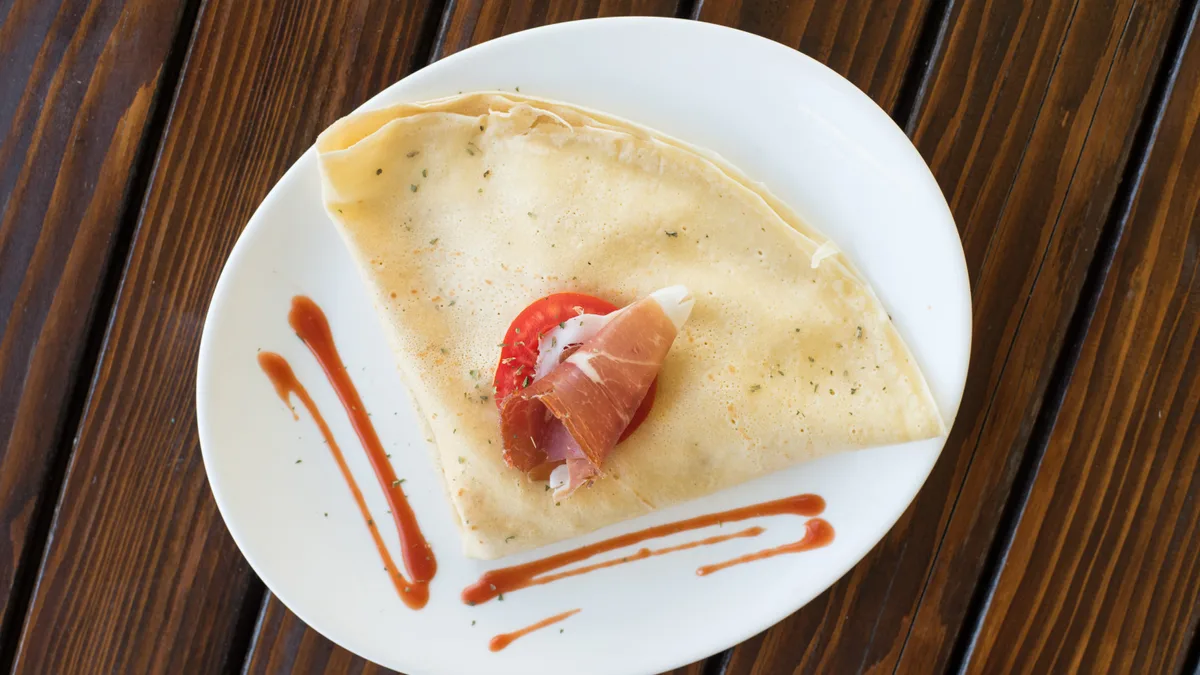 11. Palačinka Njeguški pršut, paradajz, parmezan, salata sa pečurkama