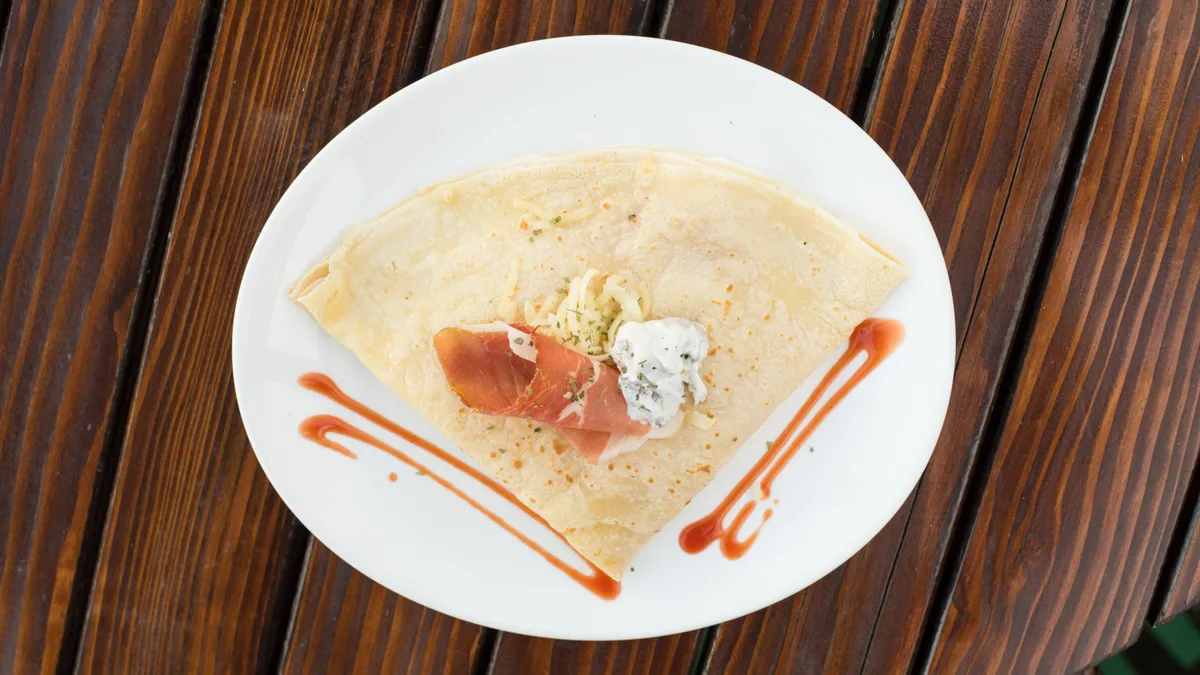 3. Palačinka njeguški pršut, kačkavalj, salata sa pečurkama
