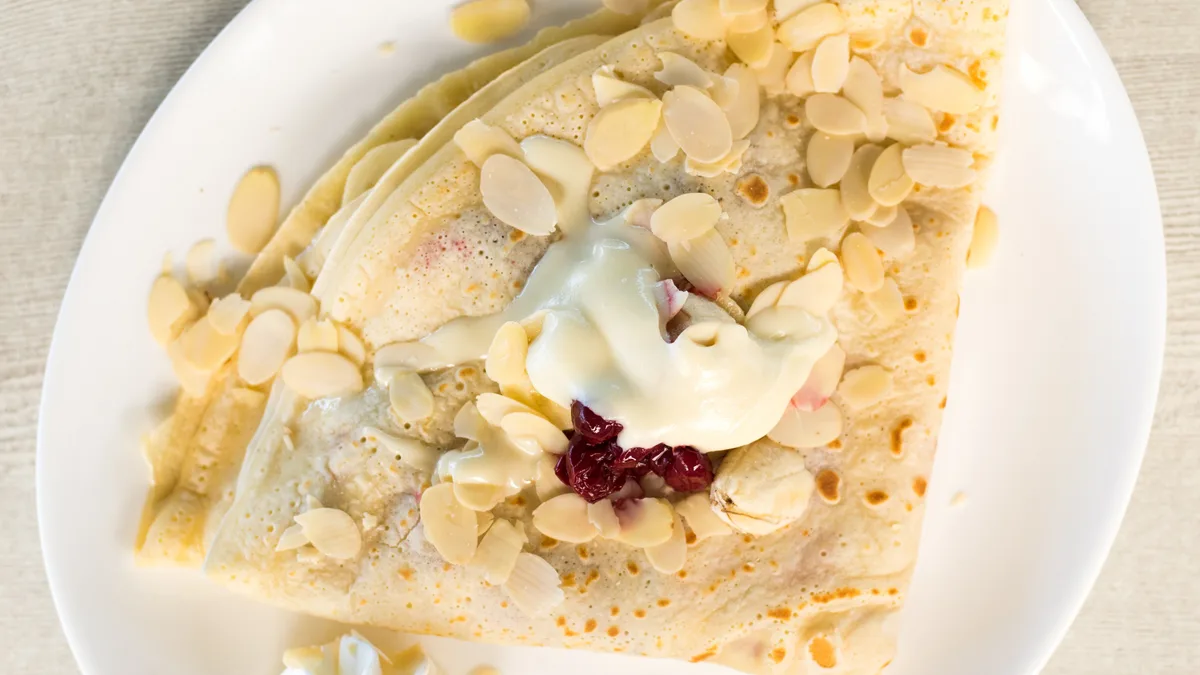 32. Palačinka banana, višnja, badem listići, bela čokolada