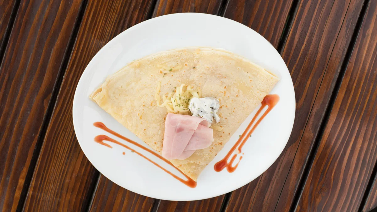6. Palačinka šunka, kačkavalj, salata sa pečurkama
