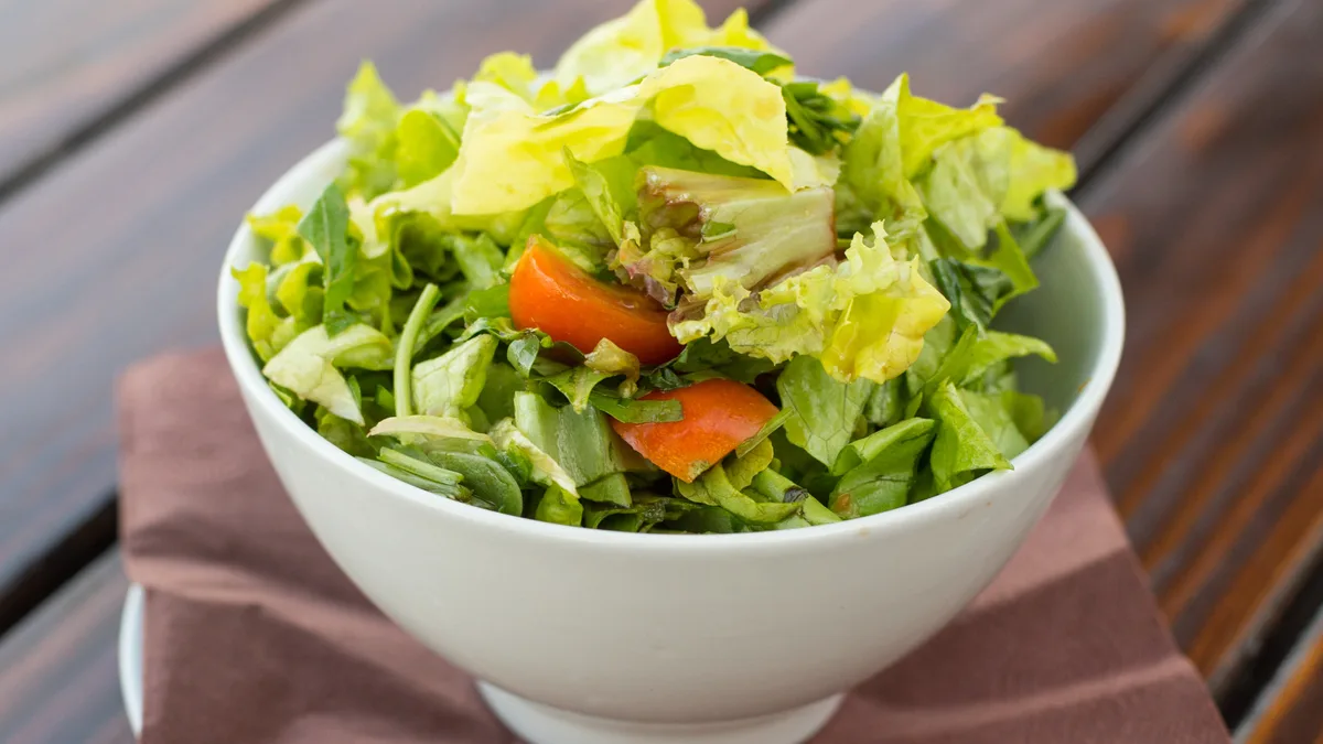 Miks zelenih salata sa rukolom i čeri paradajzom