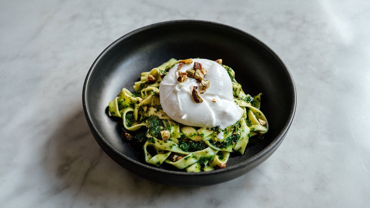 HÁZI TAGLIATELLE, PISZTÁCIA PESZTÓ, BURRATA (VEGETÁRIÁNUS)