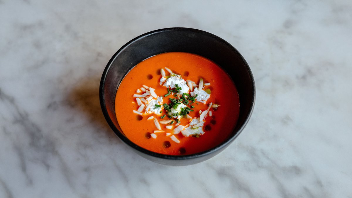 Paradicsomos sült paprika krémleves kecskesajttal