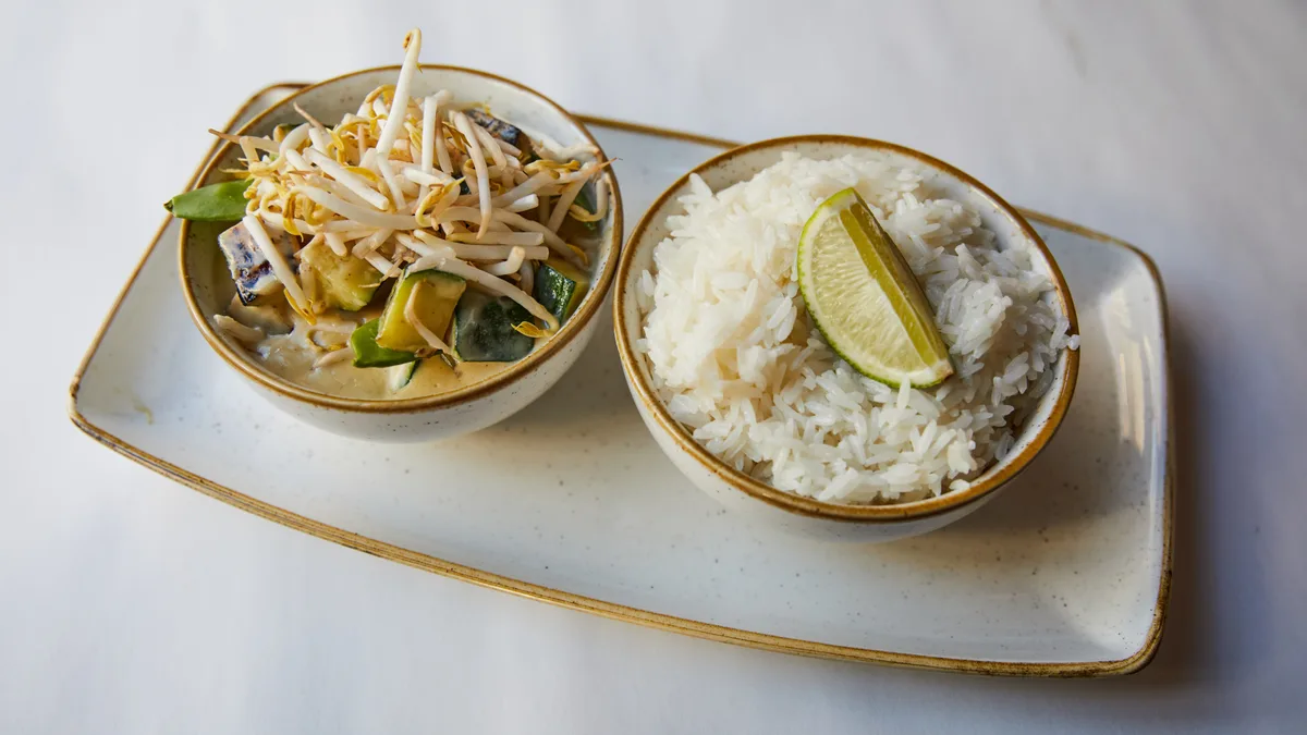 Thai zöld curry cukkinivel, padlizsánnal, kókusztejes jázmin rizzsel