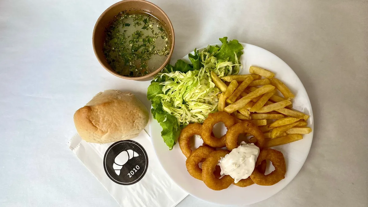 Pohovane lignje sa pomfritom i tartar sosom