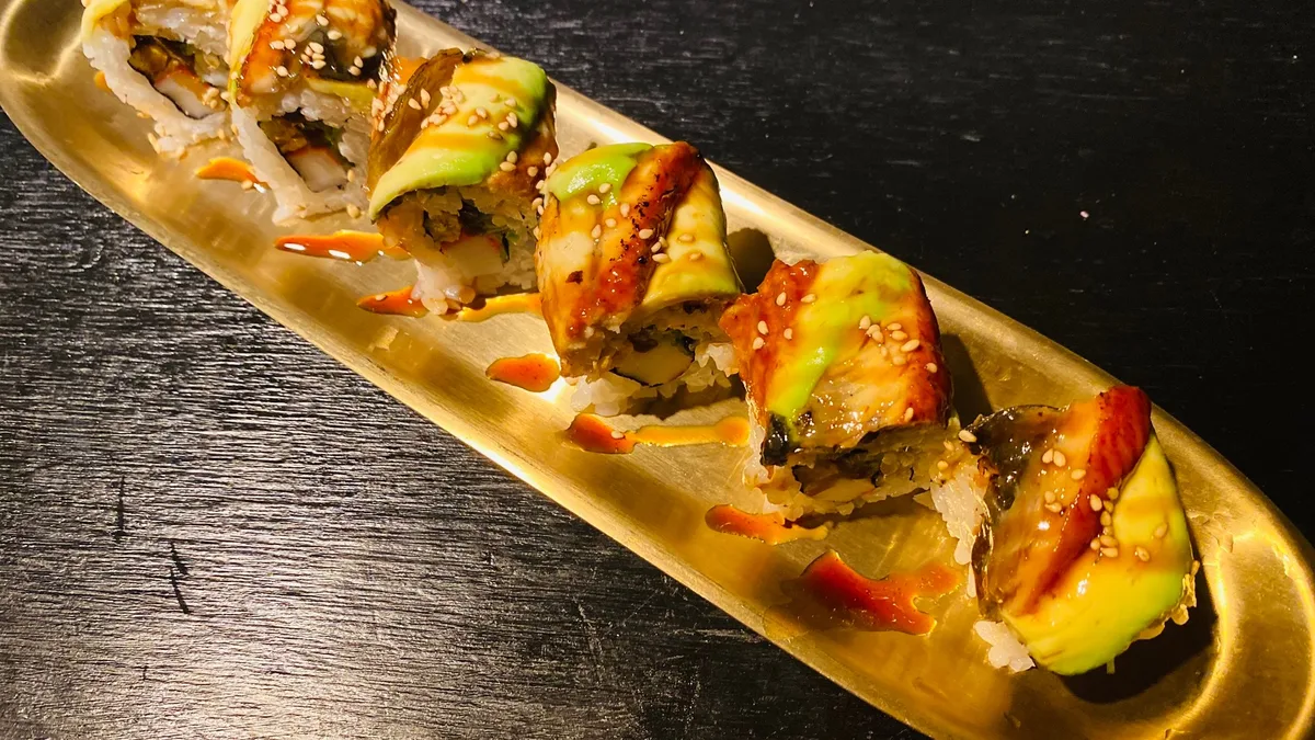 Eel Avocado Roll (鰻アボカドロール)