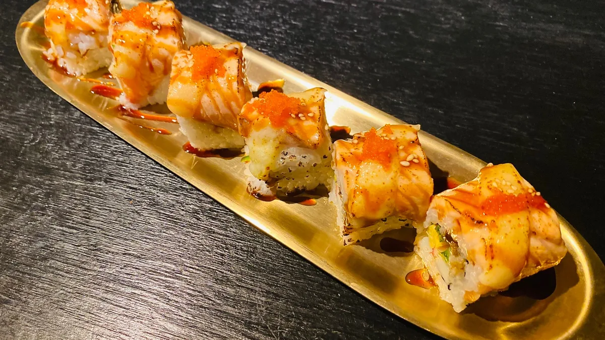 Grill Salmon Cheese Roll (炙サーモンチーズロール)