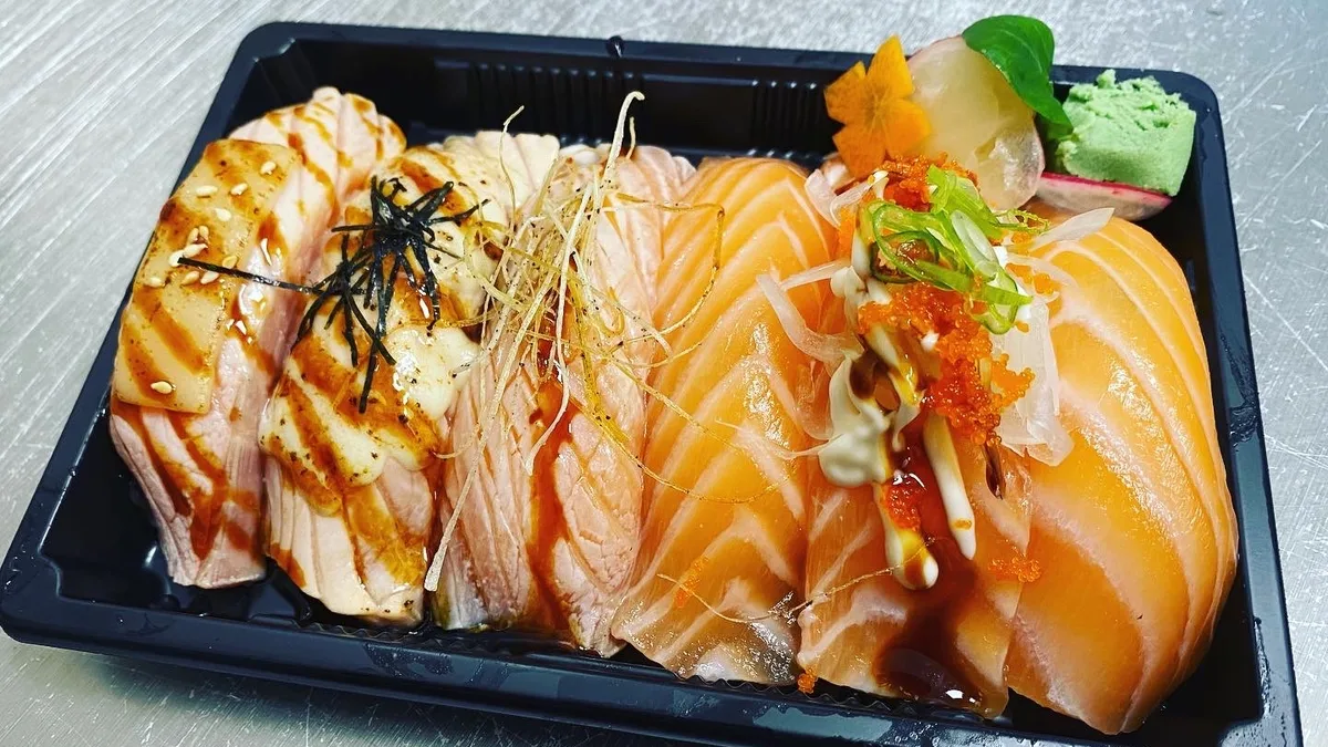 Lazac Sushi Tál 6db (サーモン鮨盛)