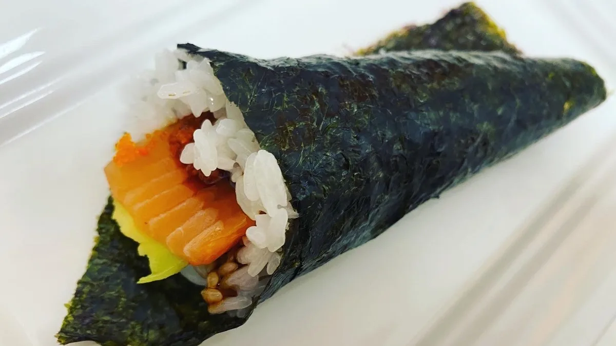Salmon Avocado Temaki(サーモンアボガド手巻)