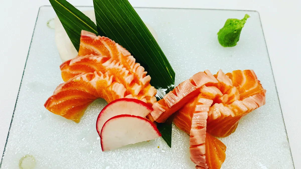 Salmon Sashimi（サーモン刺身） 5-6db