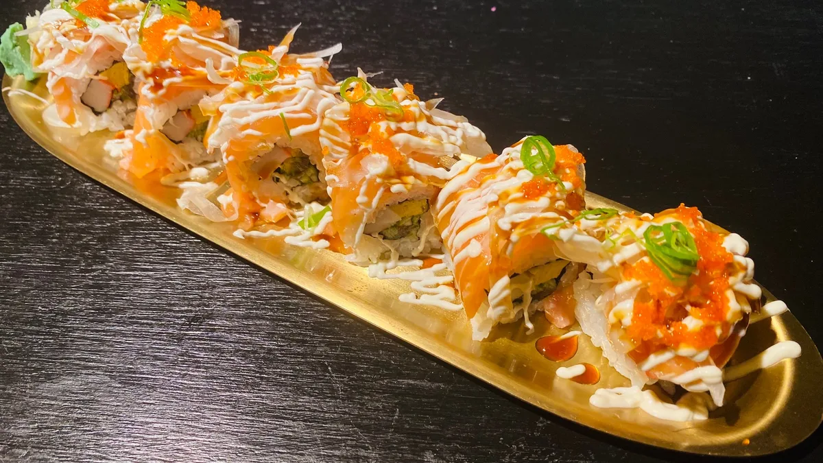 Special Salmon Roll (スペシャルサーモンロール)