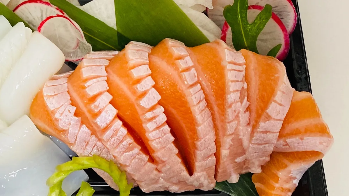 Toro Salmon Sashimi（トロサーモン刺身）5-6db