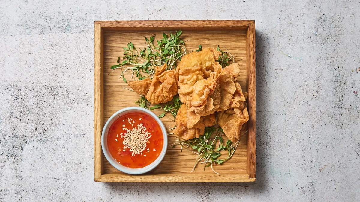 29. Dybstegte wonton med kylling og sød chili, 8 stk