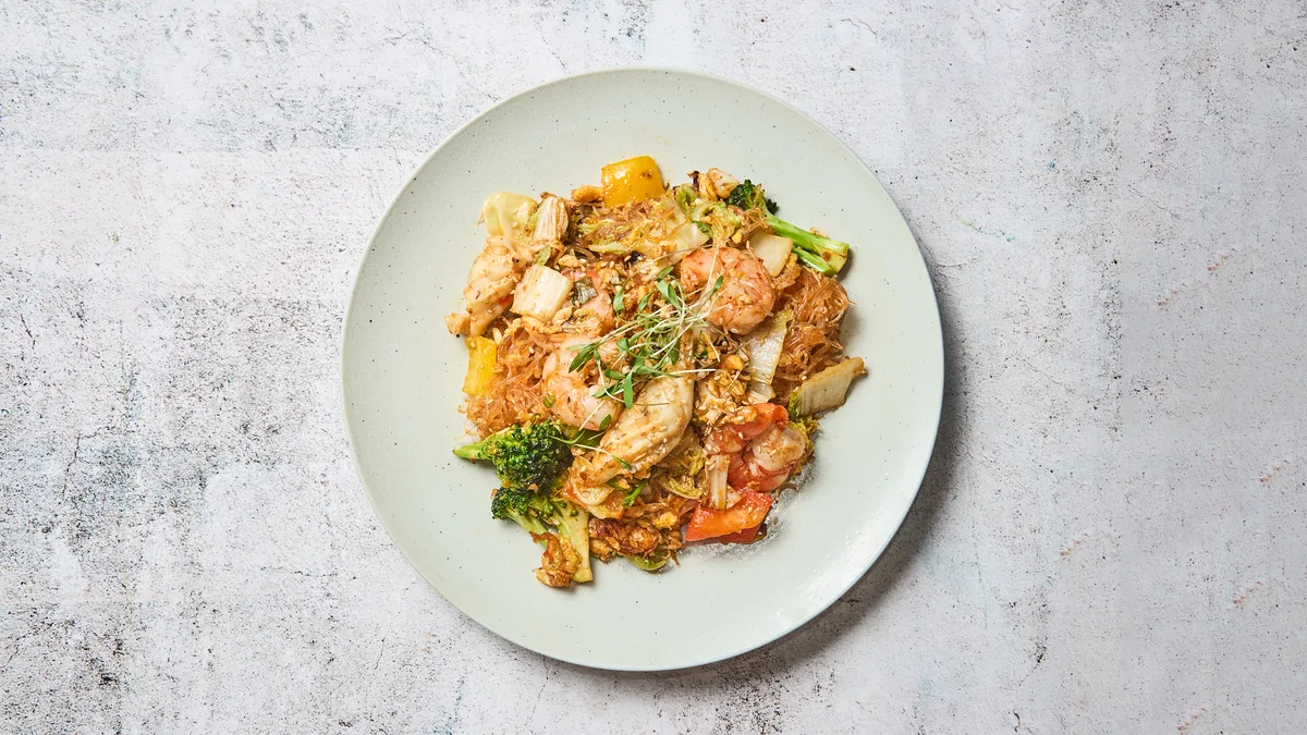 93. Suki stegt glasnudler med hjemmelavet suki sovs, rejer, calamari, kål, guler