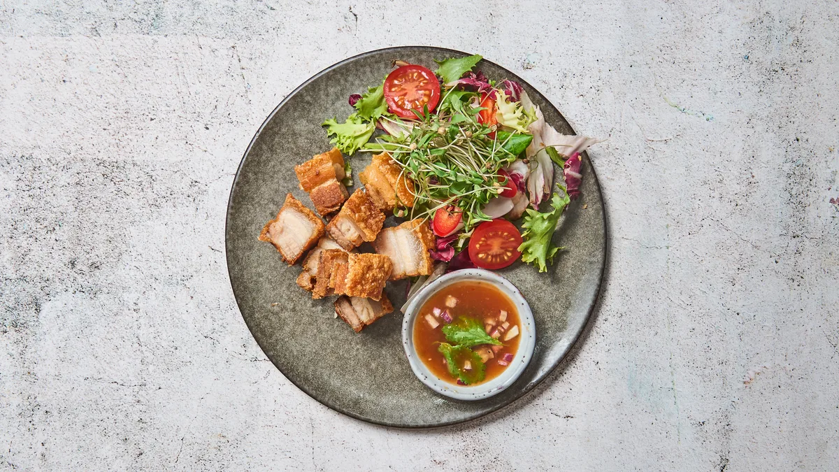 94. Sprøde gris (200g) med sød sur spicy sovs and frisk salat