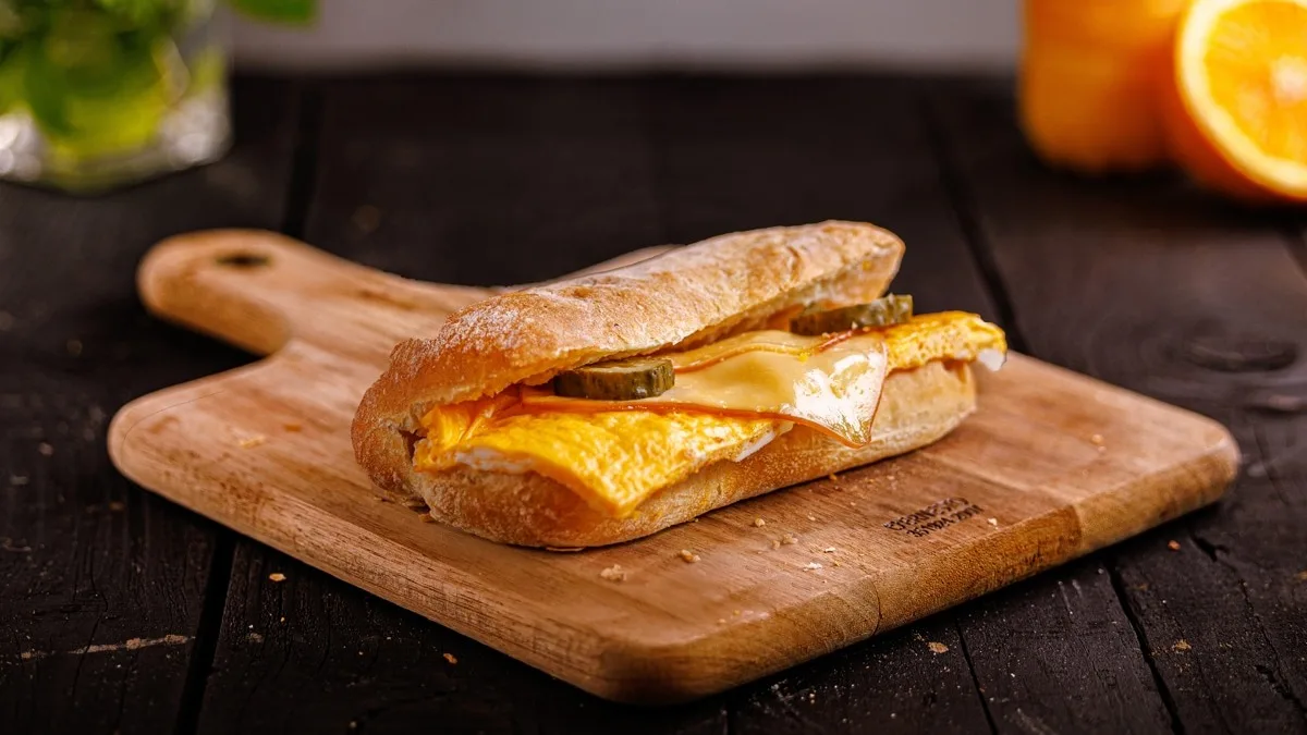 Rántottás füstölt sajtos ciabatta
