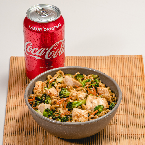 Yakisoba Frango + Refrigerante Lata