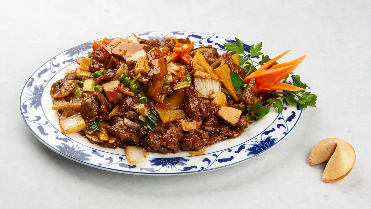 Govedina z bambusom in gobami in fortune cookie