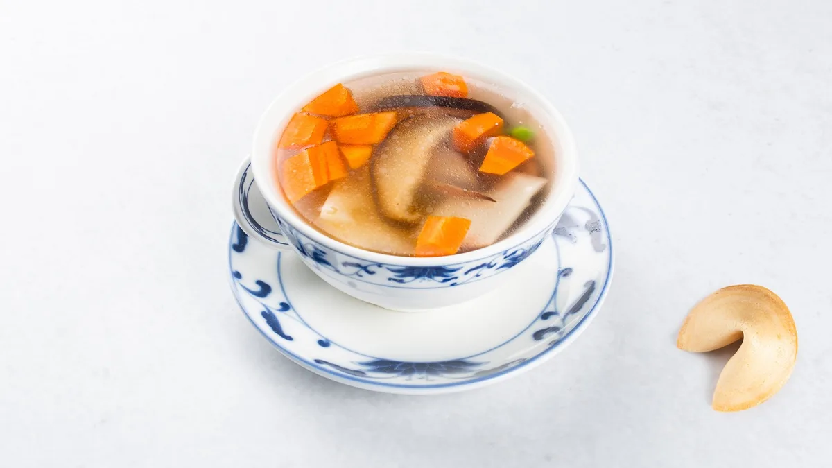 Juha z bambusom in gobami in fortune cookie