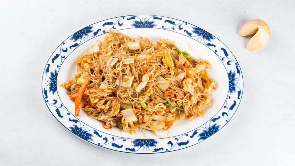 Pečeni kitajski riževi rezanci s piščancem in fortune cookie