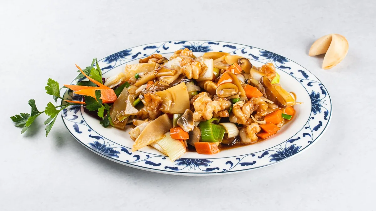 Rakci z bambusom in gobami in fortune cookie