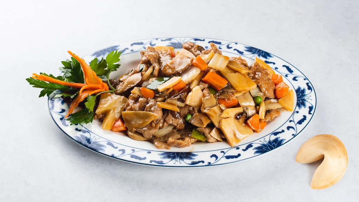 Svinjina z bambusom in gobami in fortune cookie