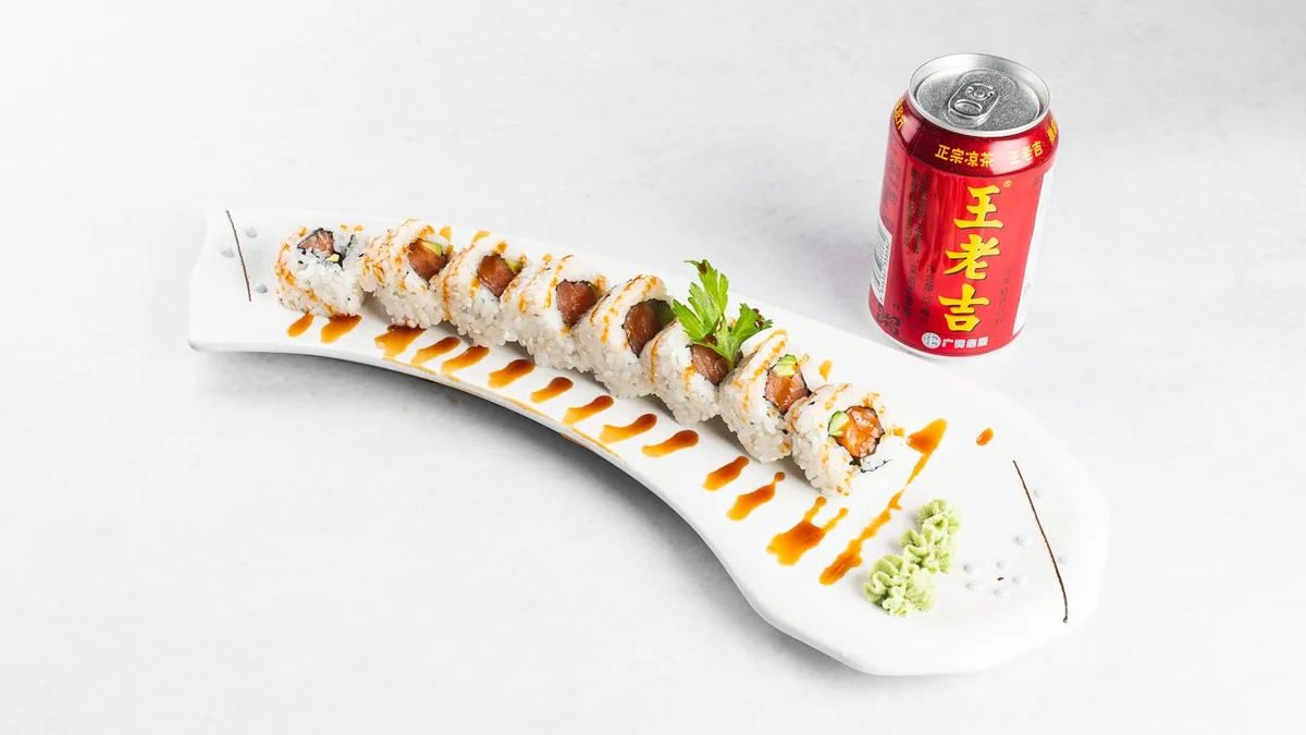 890. Sake mandelj maki (8 kos)