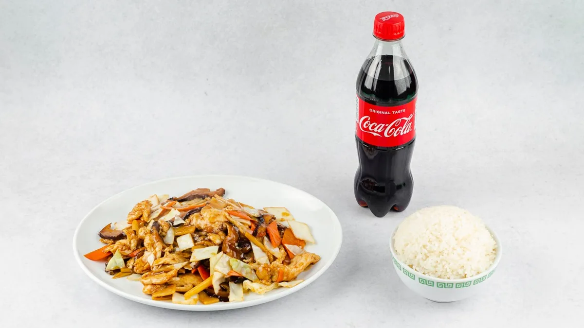 Meso z bambusom in gobami in Coca-Cola 0.5 l