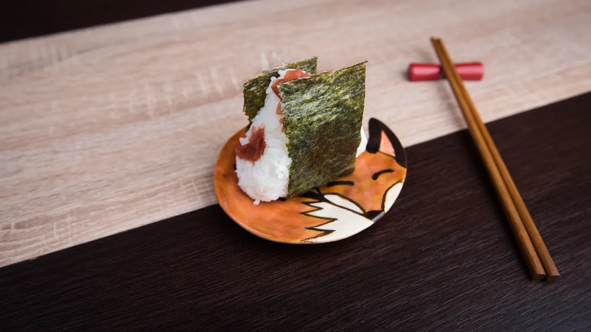 Onigiri ume szilvával (sós)