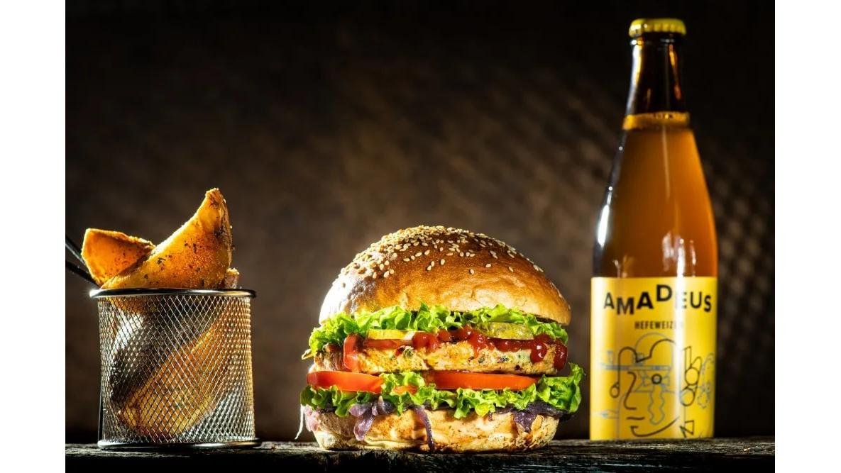 Chicken Deluxe Burger + Bere la alegere