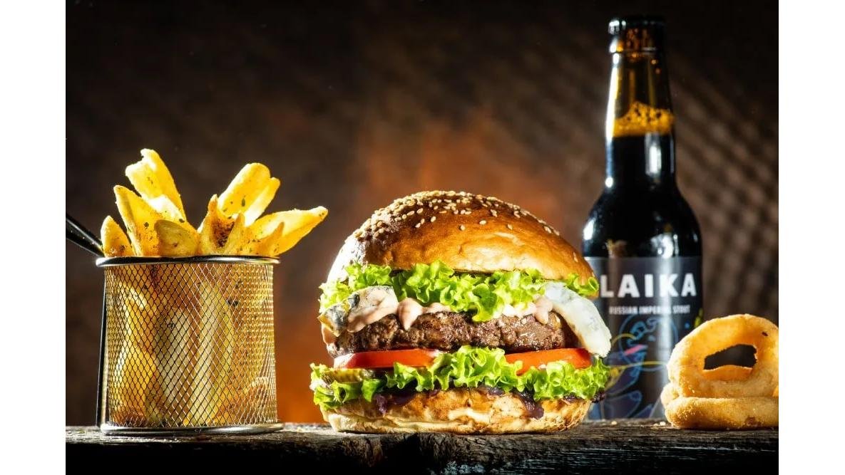 Gorgonzola Beef Burger + Bere la alegre