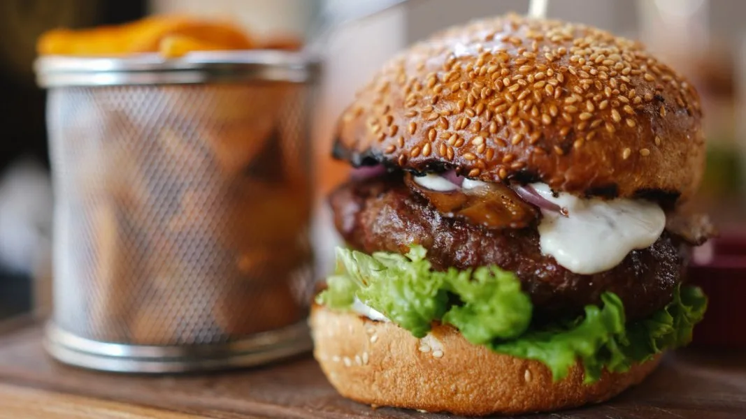 Burger Specijal sa 4 vrste sira