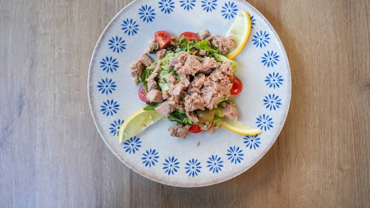 Salata sa komadima tunjevine (Posno)