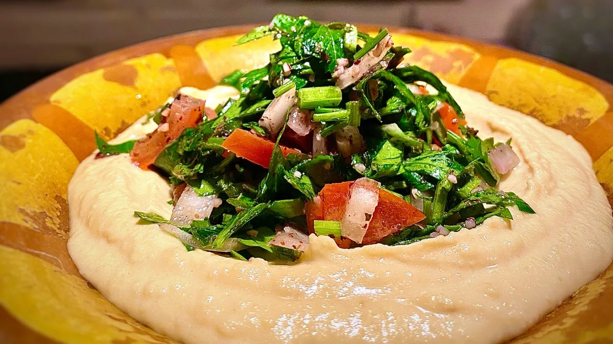 Hommos se salátem tabouleh