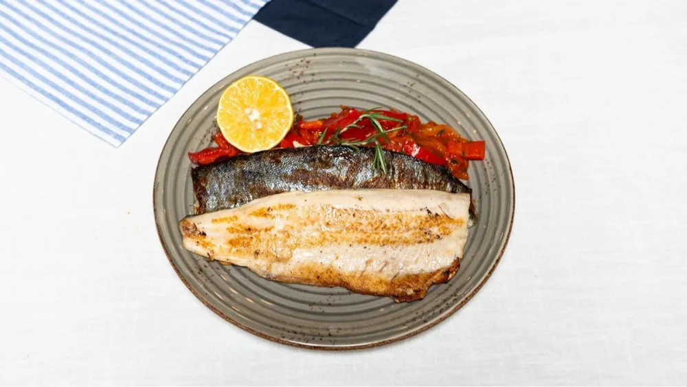 Filet dimljene pastrmke sa smederevskom garniturom
