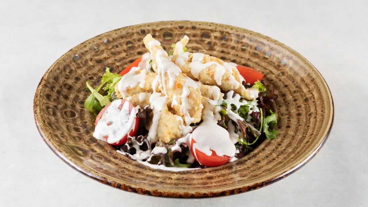 Salata sa pohovanom ribom