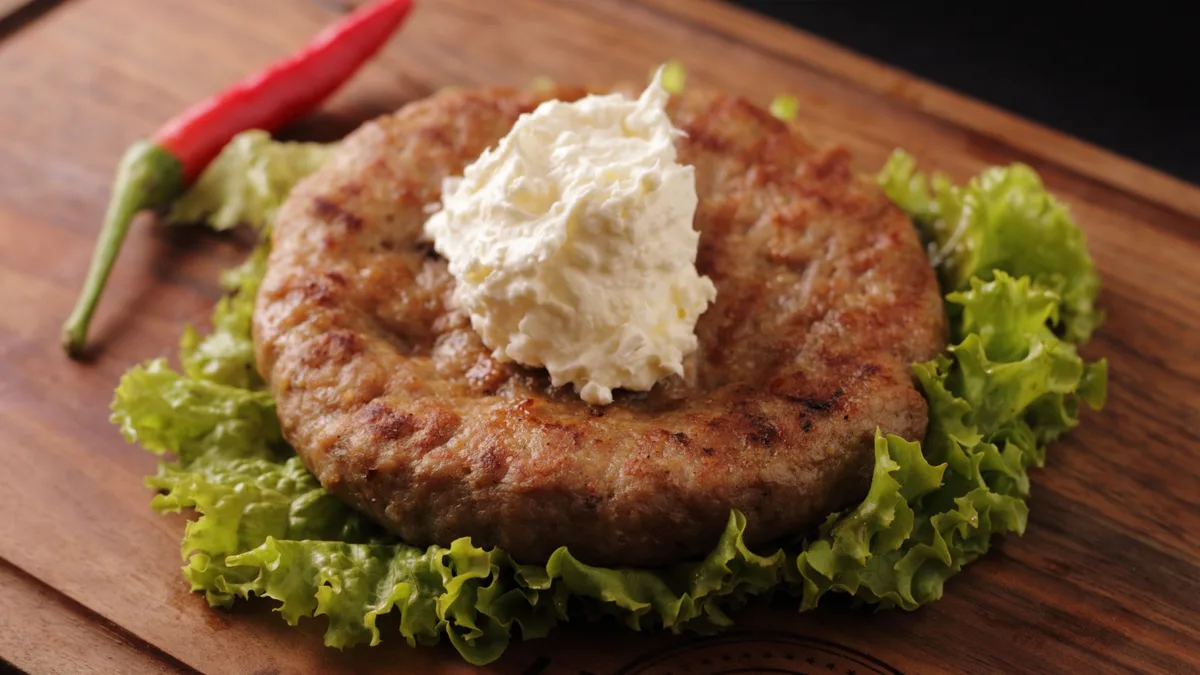 Pljeskavica na kajmaku 250g