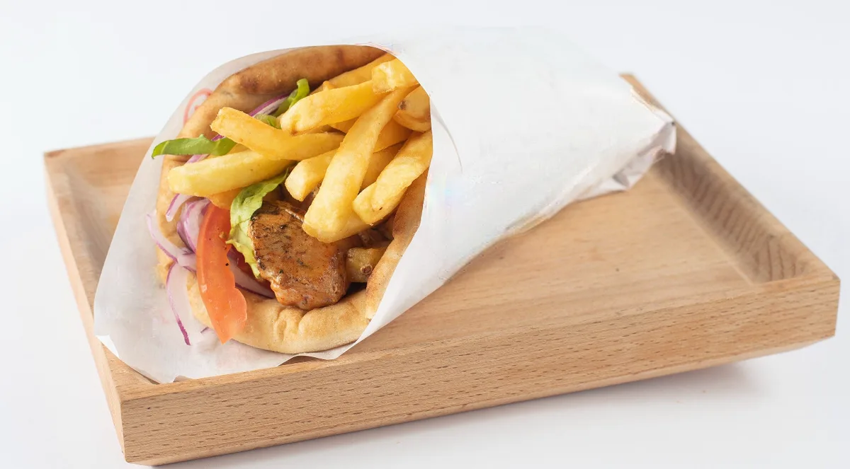 Pileći suvlaki u tortilji