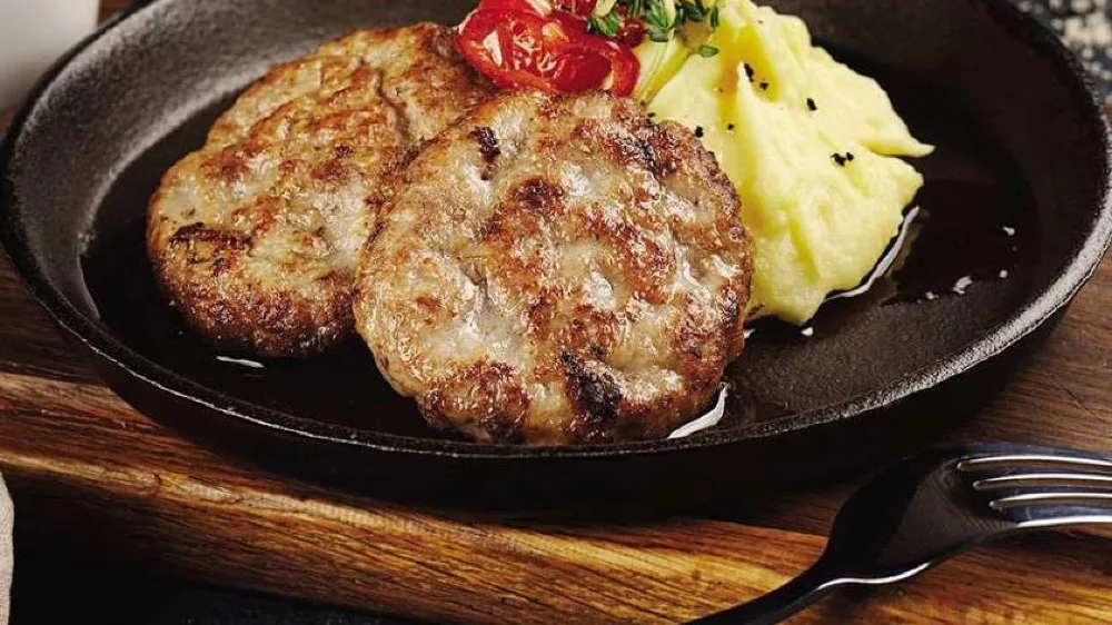 Kodused kotletid kartulipudru, koorekastme ja coleslaw