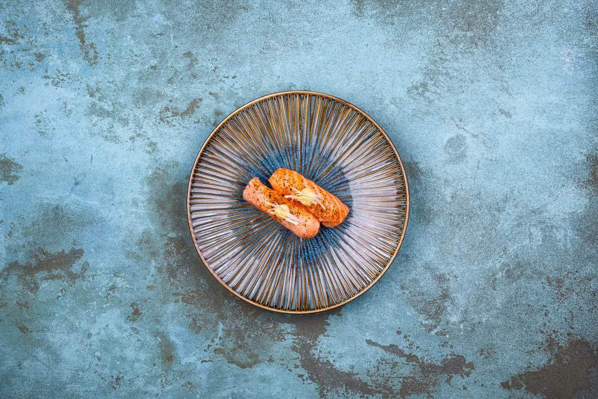 Nigiri flammegrillet spicy laks (pr. stk.)
