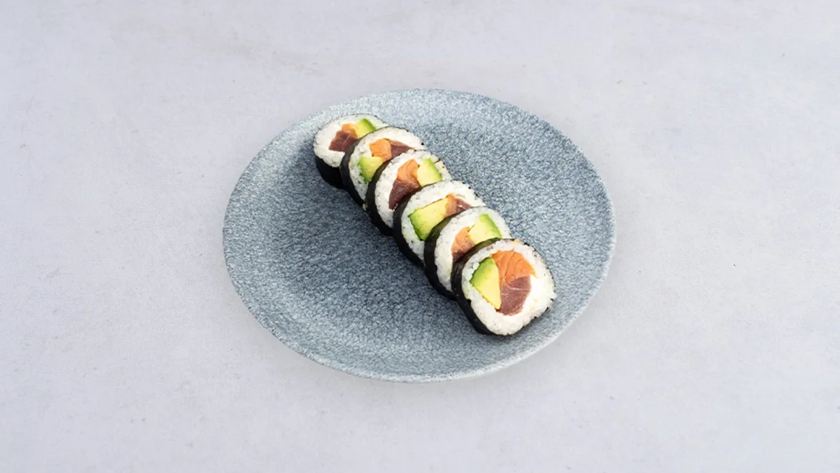 Futomaki Łosoś, tuńczyk i awokado