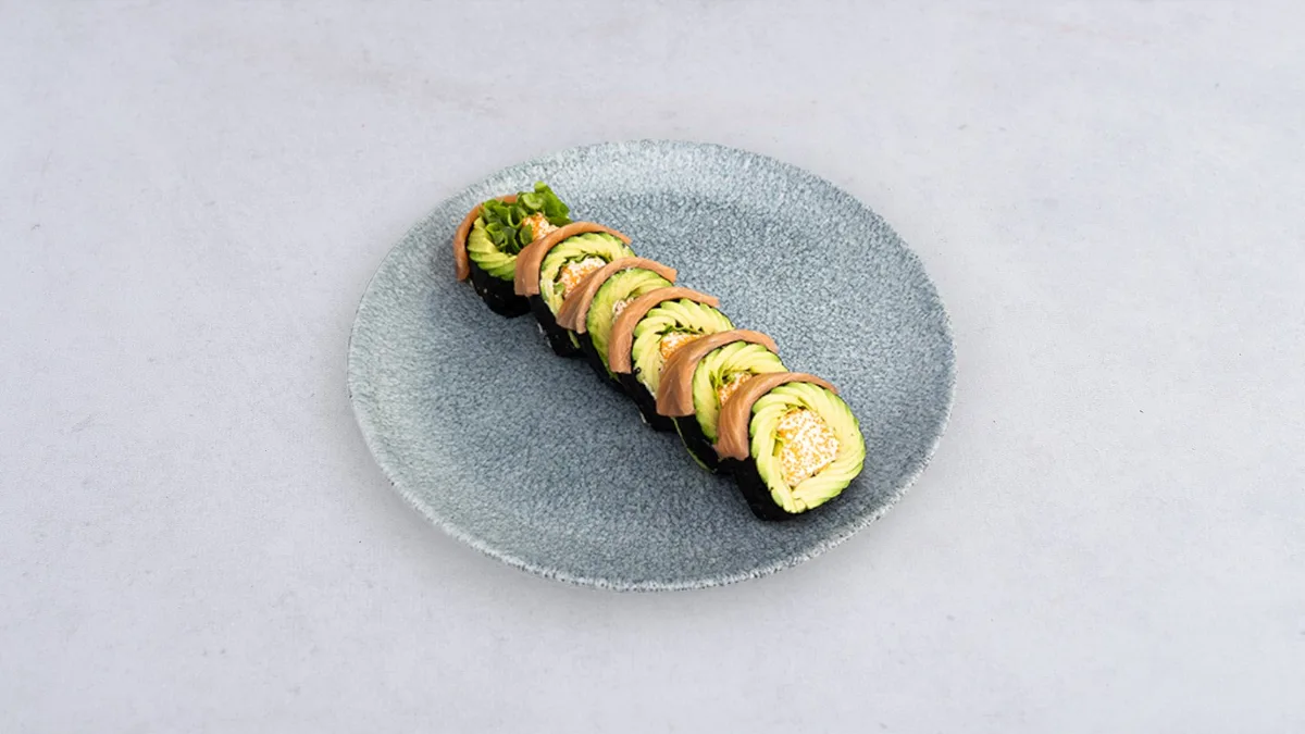 Futomaki sashimi z awokado i łososiem