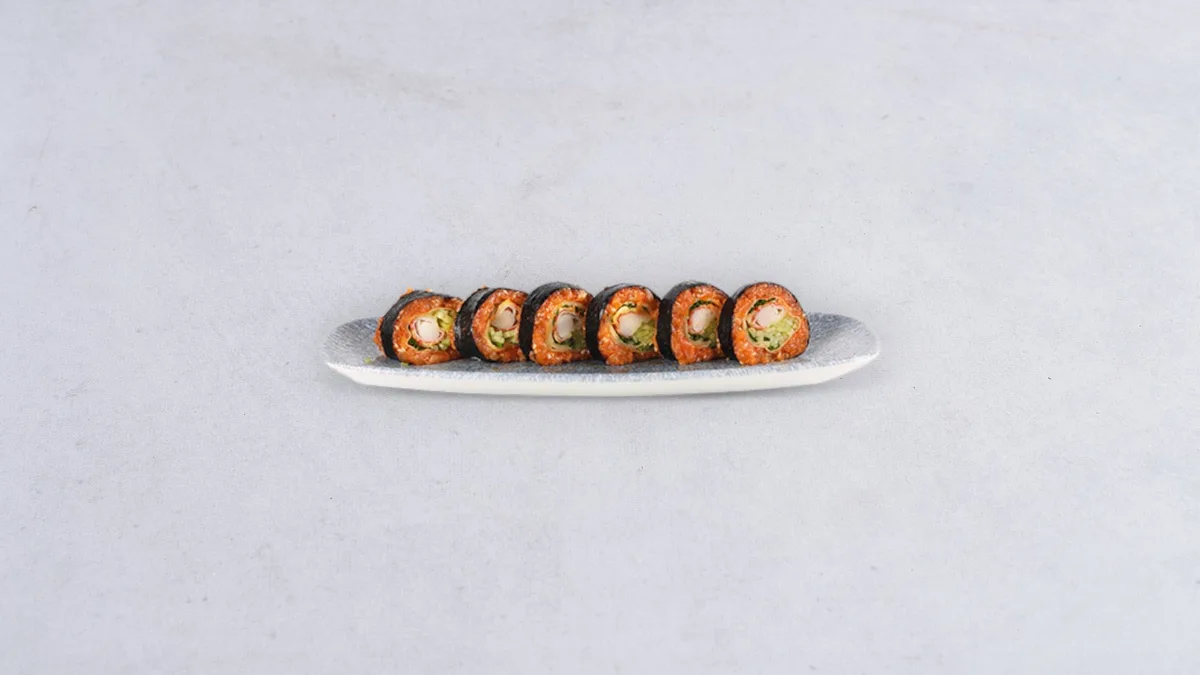 Futomaki sashimi z tatarem z łososia i surimi w tempurze