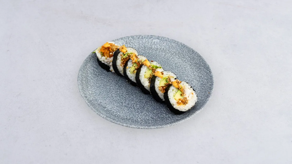 Futomaki Spicy karmazyn w tempurze z chrupkami z tempury