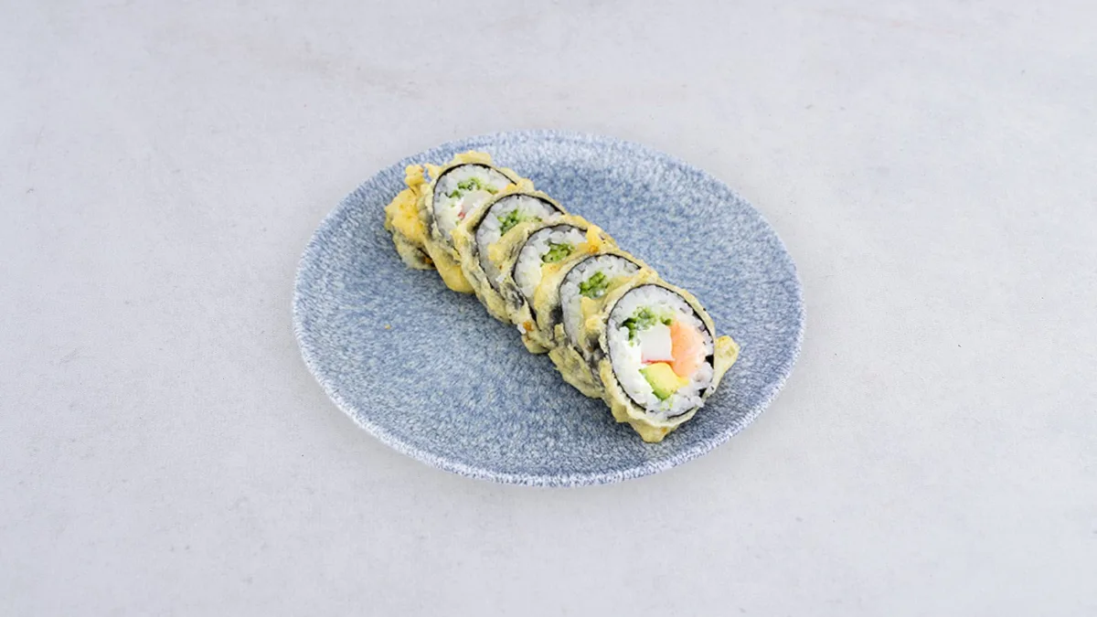 Futomaki w tempurze z łososiem i awokado