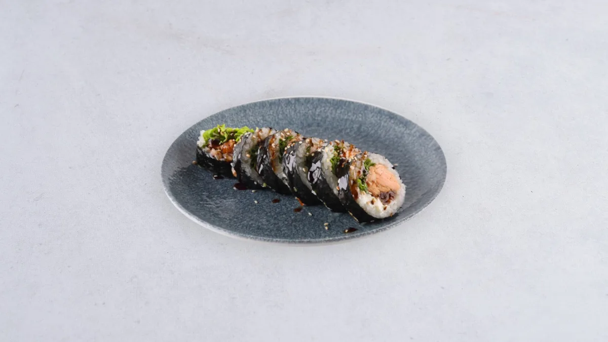 Futomaki z tempurze z pieczonym łososiem teriyaki i mango