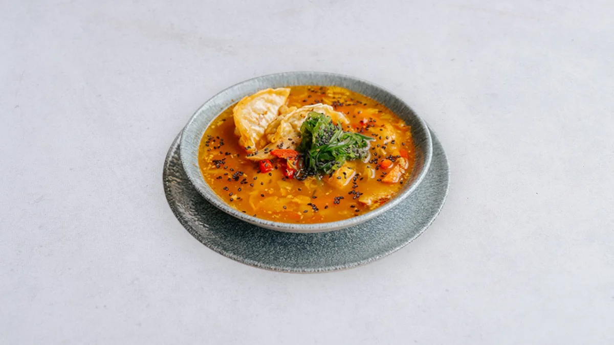 Koreańska zupa z kaczką i smażonymi pierożkami gyoza