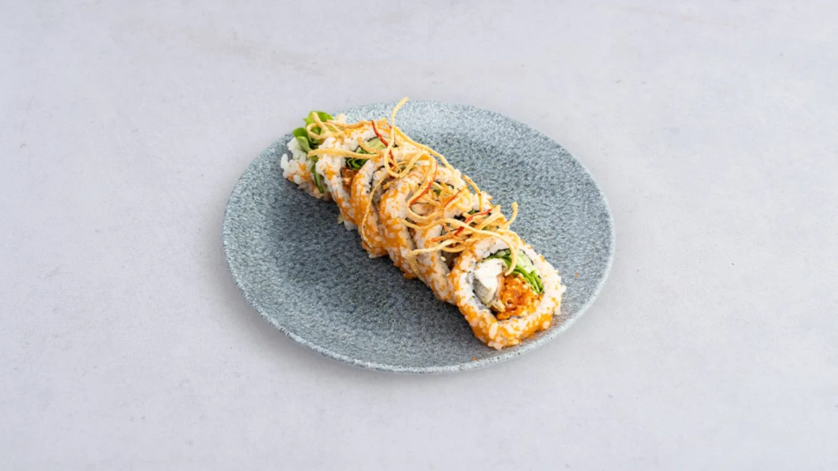 Uramaki Karmazyn w tempurze z chrustem z surimi