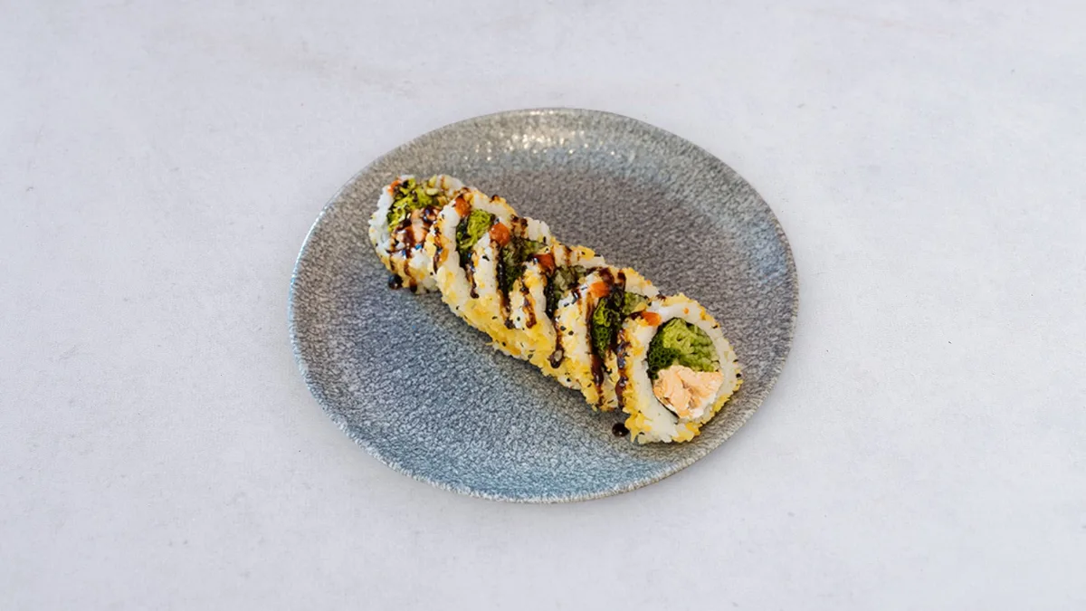 Uramaki Pieczony łosoś teriyaki w chrupkach z tempury