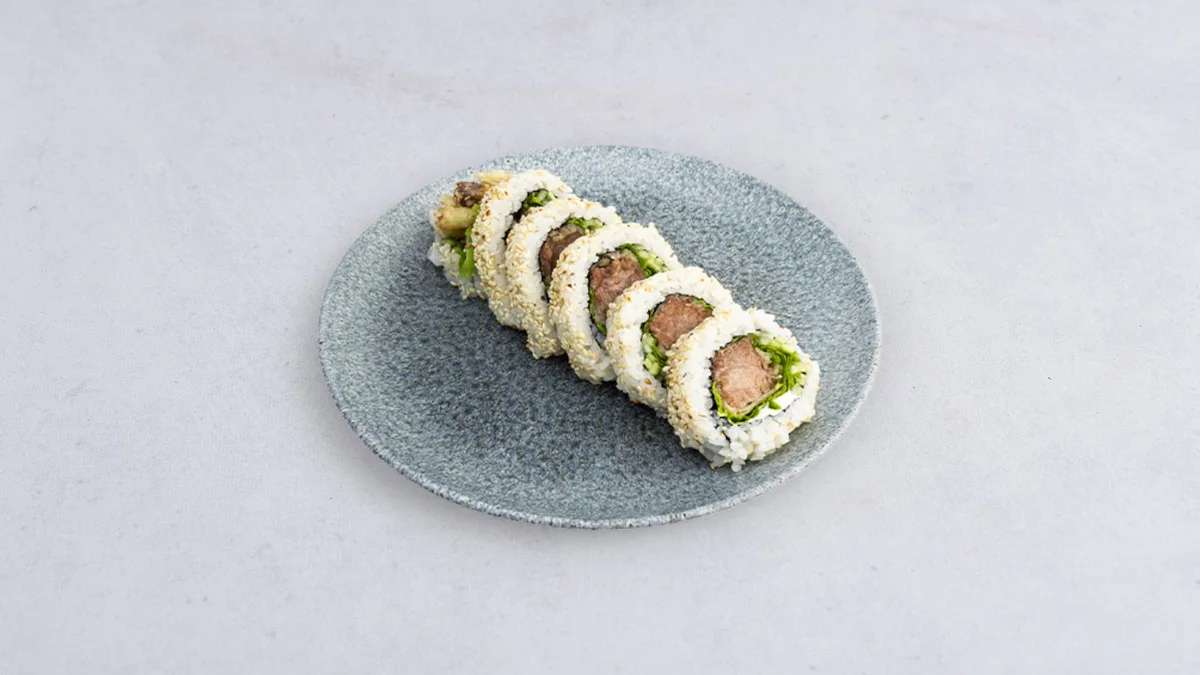Uramaki Tuńczyk w tempurze z awokado i chilli